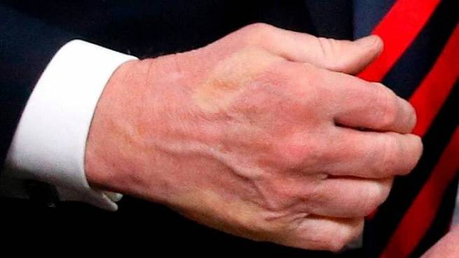 G7 trump macron handshake3